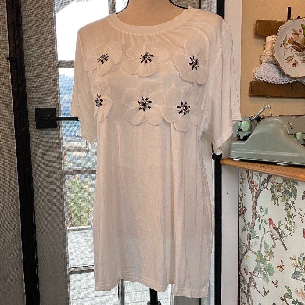 NWOT Sweet Rain 2X White Top with 3-D Floral Black & White Crystal Appliqués